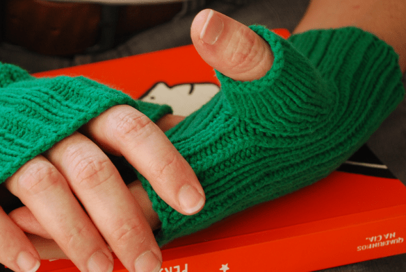 blog tricô em prosa - tutorial - Como evitar buracos no polegar de luvas